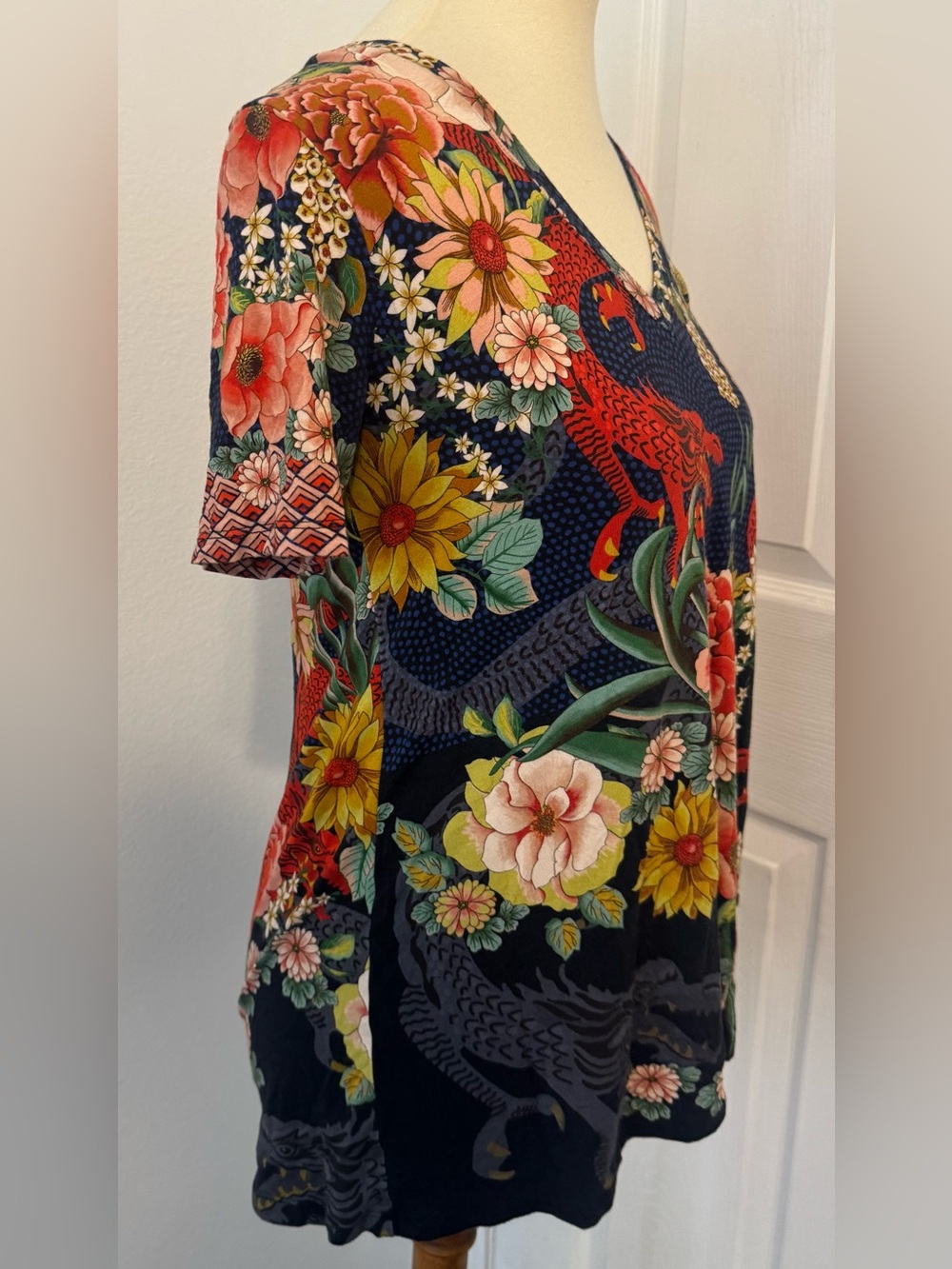 Johnny Was Dragona Bright V-Neck Swing Tee Asian Boho Artsy Soft Stretch XS - Picture 4 of 9